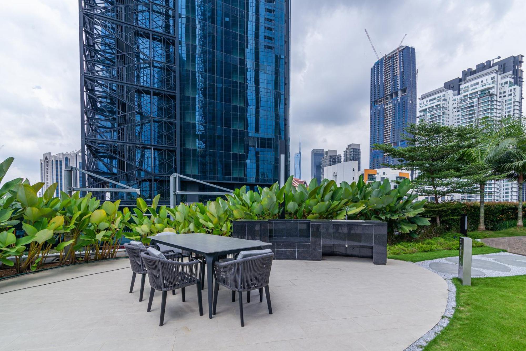 Eaton Residences Klcc By Plush Куала-Лумпур Экстерьер фото